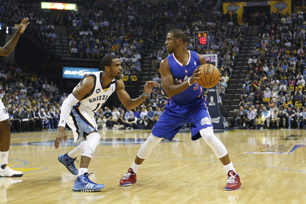 差一点！多库突入禁区内横传门前，特罗萨德倒地铲射稍稍偏出球门.